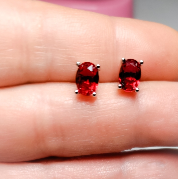 🎀925-2ct Ruby Studs - Picture 5 of 6